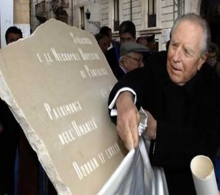 Il presidente della repubblica Carlo Azeglio Ciampi scopre la targa dell'Unesco a Piazza Duomo a Siracusa
