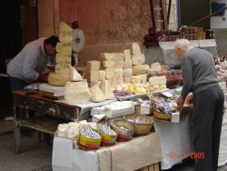 Mercato di Ortigia, bancarella dei formaggi