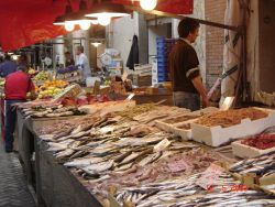 Mercato di Ortigia, bancarella del pesce