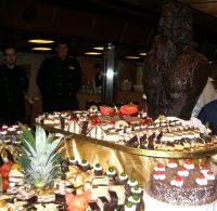 Una scultura interamente realizzata in cioccolato circondata da cioccolatini e dolcini vari