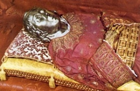 Una maschera d'argento ricopre il volto delle spoglie mortali di Santa Lucia