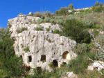 Le grotte di Pantalica scavate sulle pareti calcaree a strapiombo